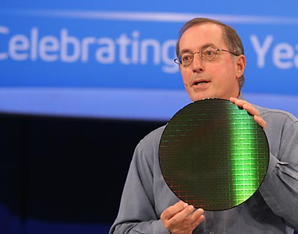 Пол Оттелини демонстрирует подложку с процессорами Penryn 