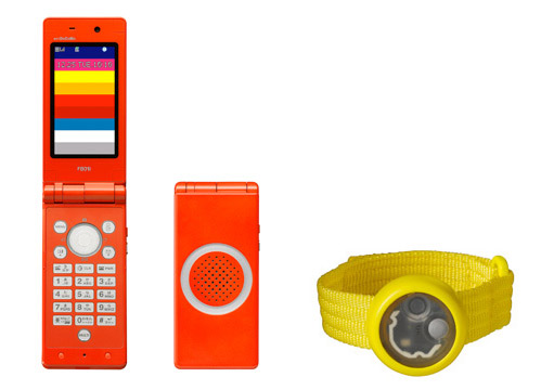 Комплект из 3G-телефона FOMA F801i и браслета с пультом ДУ обезопасит японских детей