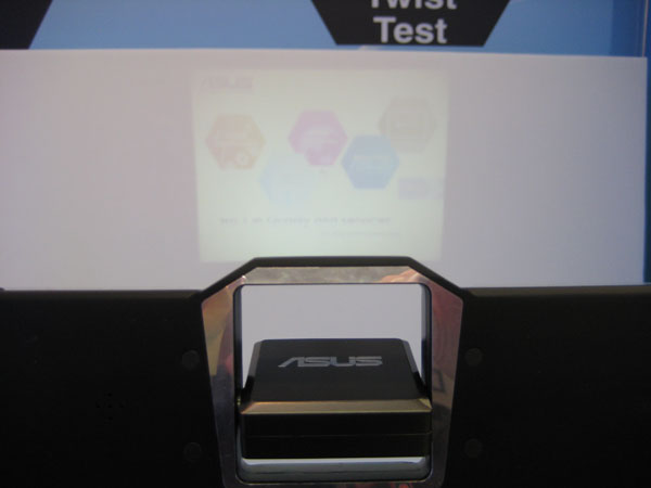 ASUS показала ноутбук со встроенным проектором