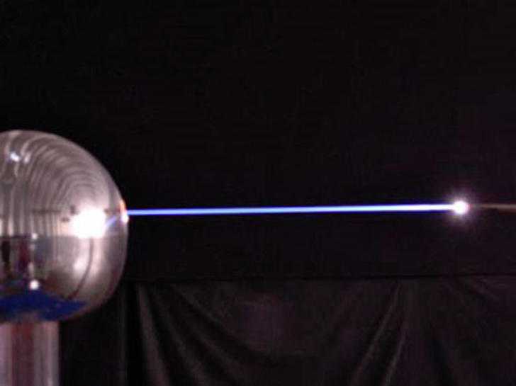 Американская армия создала искусственную молнию